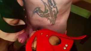 Две подруги сосут один член. Соревнование по горловому минету.