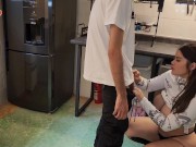 Me follo al mejor amigo de mi esposo en la cocina 15/16