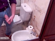 Maduro sexy muy cachondo acariciando su gran polla venosa en el baño de la casa de sus suegros 😈