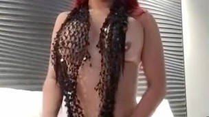 Estoy caliente y me masturbo en WebCam Hasta correrme en la cama del motel.