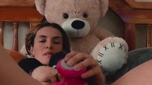 Joven hermosa se masturba en su cuarto