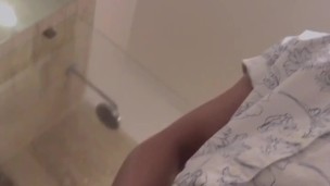 Me hago tremenda paja en el baño de un hotel