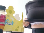 Comendo hamburguer gostoso 3/16