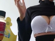 Comendo hamburguer gostoso 5/16