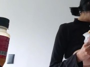 Comendo hamburguer gostoso 9/16