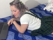 RUBIA COLEGIALA  FOLLA CON SU HERMANASTRO CON LA CONDICION QUE LE AYUDA CON LA TAREA PARTE 2