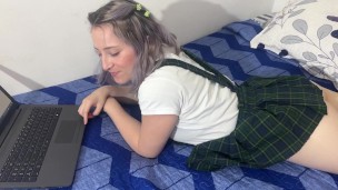 RUBIA COLEGIALA FOLLA CON SU HERMANASTRO CON LA CONDICION QUE LE AYUDA CON LA TAREA PARTE 2
