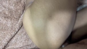 Hombre gordo se folla delgada hasta correrse en su vagina