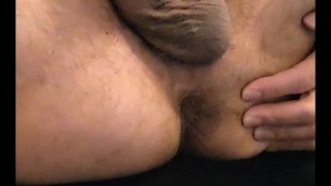 HAIRY MUSCLE BEAR SHOWING OFF ASSHOLE UNTIL HE CUMS