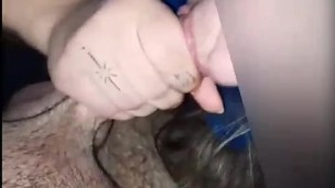 Latina goza chupando la rica verga de su novio