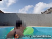 Xxx 18 Morena com tesao se exibindo na piscina 10/16