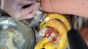 アナルにパンとバナナ挿入して排泄