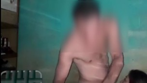 Jovencita la chupa mientras juegan con su conchita