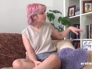 Ersties - Sunny S beglückt sich selbst mit Analplug und Vibrator 7/16