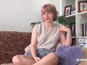 Ersties - Sunny S beglückt sich selbst mit Analplug und Vibrator 8/16