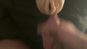 Ma grosse bite poilue gicle sur sa petite chatte fleshlight