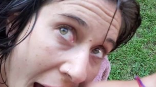 Toma sol mientras me hace garganta profunda y corrida en la boca