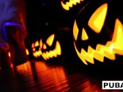 2 hot blondes share Halloween scare 1/16