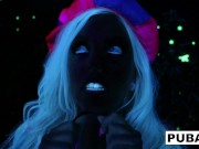 2 hot blondes share Halloween scare 16/16