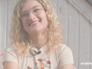 Ersties - Blondes Kätzchen Kitty ölt sich auf der Dachterrasse ein 2/16