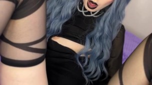 Egirl explora depravação com dildo no jogo
