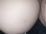 Cabalgando la polla de mi amigo cuando estamos solos en su casa, que rico la pasamos, semen dentro💦 4/16