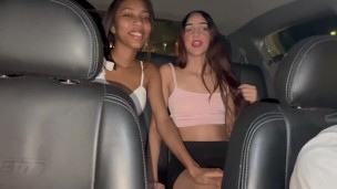 una follada muy dura con mi hermanastra en el auto mientras mi padrastro llena el tanque de gasolina