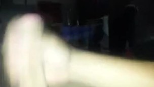 Una paja rápida y salió toda la leche!