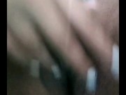 Vadia mostrando seus peitos com piercing e se masturbando até gozar gostoso e escorrer pela buceta 4/16