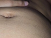 Le doy un excitante masaje a mi novio con mi coño mientras tiene una vista de mi culo