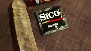 Qué rico juego con mi dildo y me lo meto todo y quiero más estoy caliente sola que rico .