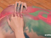 Ersties - Maria G und Olivia S vergnügen sich mit Bodypainting und Muschi lecken 11/16