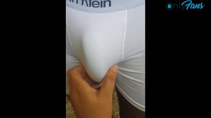 Tocó a mi amigo por encima del boxer se le pone dura.