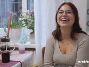 Ersties - Nova S verwöhnt ihre Muschi am Küchentisch 10/16