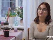 Ersties - Nova S verwöhnt ihre Muschi am Küchentisch 11/16