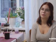 Ersties - Nova S verwöhnt ihre Muschi am Küchentisch 16/16