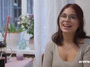 Ersties - Nova S verwöhnt ihre Muschi am Küchentisch 2/16