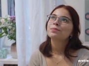 Ersties - Nova S verwöhnt ihre Muschi am Küchentisch 7/16