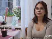 Ersties - Nova S verwöhnt ihre Muschi am Küchentisch 9/16