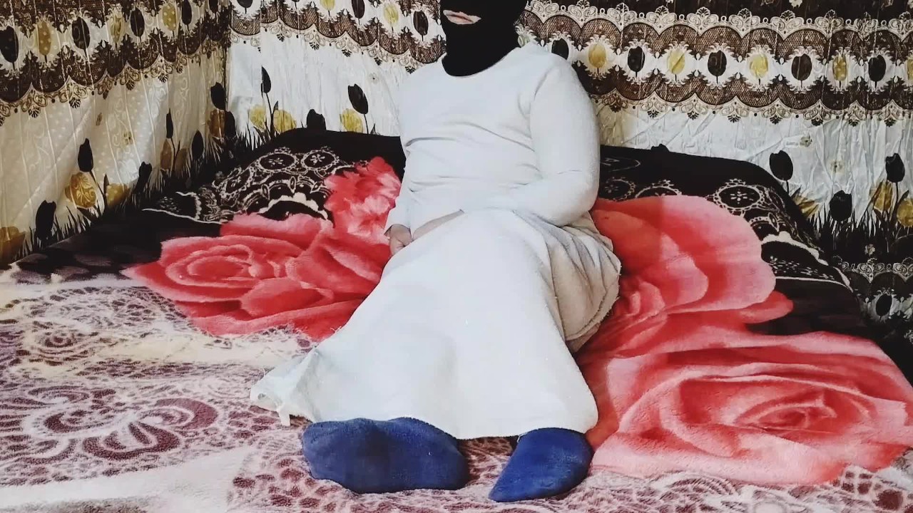 يسمني بخون حسام وهومسفرمع احمد صحبه سمع الكلام سكس عربي مصري بصوت واضح كلام يهيج نار - RedTube