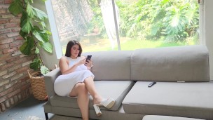 Esposa infiel insatisfecha de su esposo le pide verga a su mejor amigo