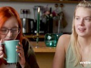 Ersties - Intimes sinnliches lesbisches Dildospiel mit Iva und Jolien 6/16