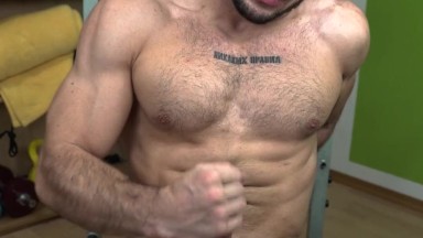 Hot fit guy does bench presses with a boner and cums all over his abs afterwards!