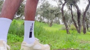 Profesor se folla a su alumno en el parque y le mete toda su polla gigante y gorda en público