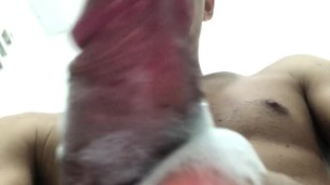 Batendo uma punheta no banho!