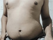 Joven amateur baila sexi mientras se toca sus partes. 10/16