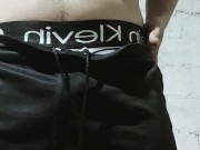 Joven amateur baila sexi mientras se toca sus partes. 2/16