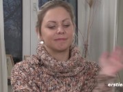 Ersties - Die blonde Julia P lässt ihre Dessous fallen und masturbiert mit Vibrator 10/16