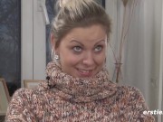 Ersties - Die blonde Julia P lässt ihre Dessous fallen und masturbiert mit Vibrator 14/16