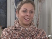 Ersties - Die blonde Julia P lässt ihre Dessous fallen und masturbiert mit Vibrator 15/16